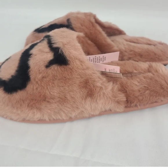 Victoria's Secret Women's Pink Closed Toe Faux Fur Slipper Sz Medium NWT - Picture 2 of 4